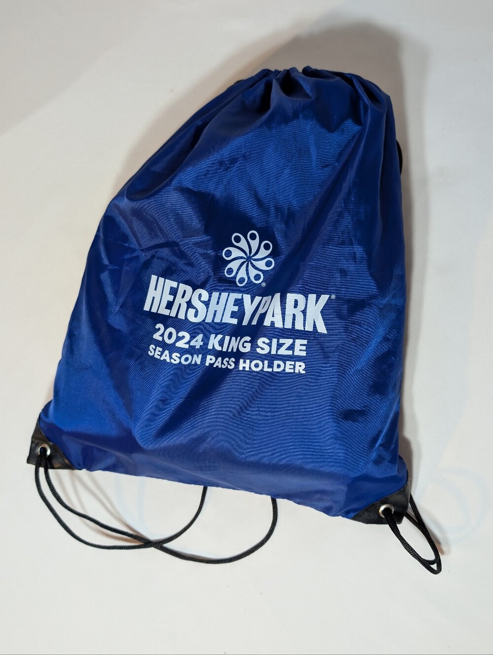 2 - Hersheypark King Size Pass Bags Set Kit 2024 Navy Blue Drawstring Bag Drink